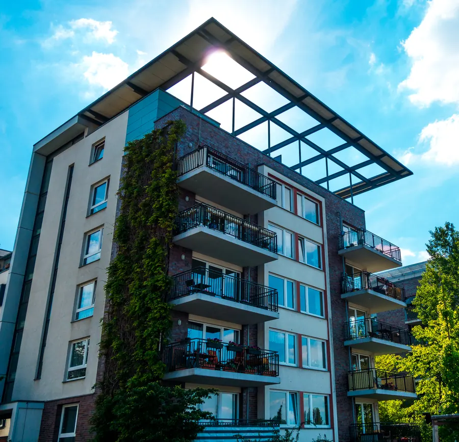 Fachada de edifício residencial com varandas