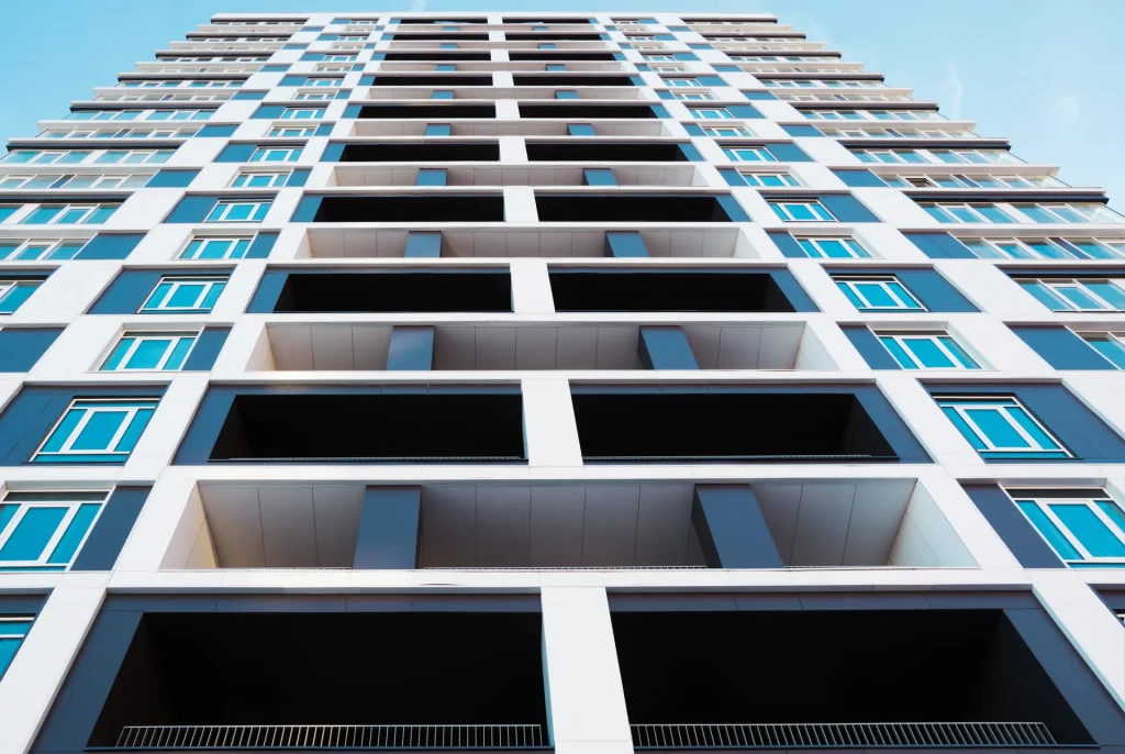 Fachada de prédio residencial vista de baixo