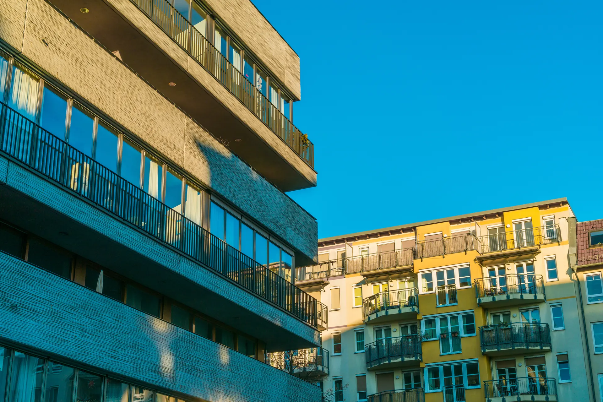 Rua com prédios residenciais com varandas